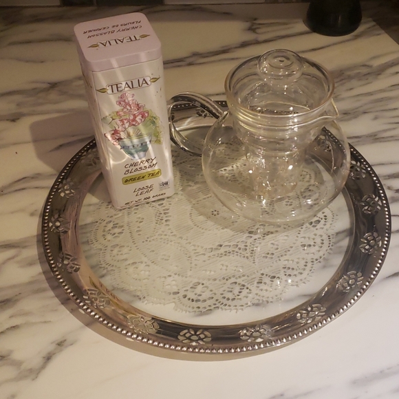 Vintage serving tray with doily - Picture 6 of 8